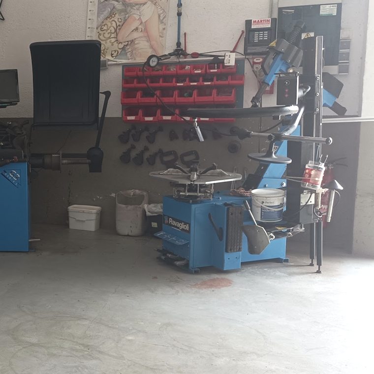 Equilibradora y desmontadora de neumáticos Ravaglioli en el taller de La Rueda