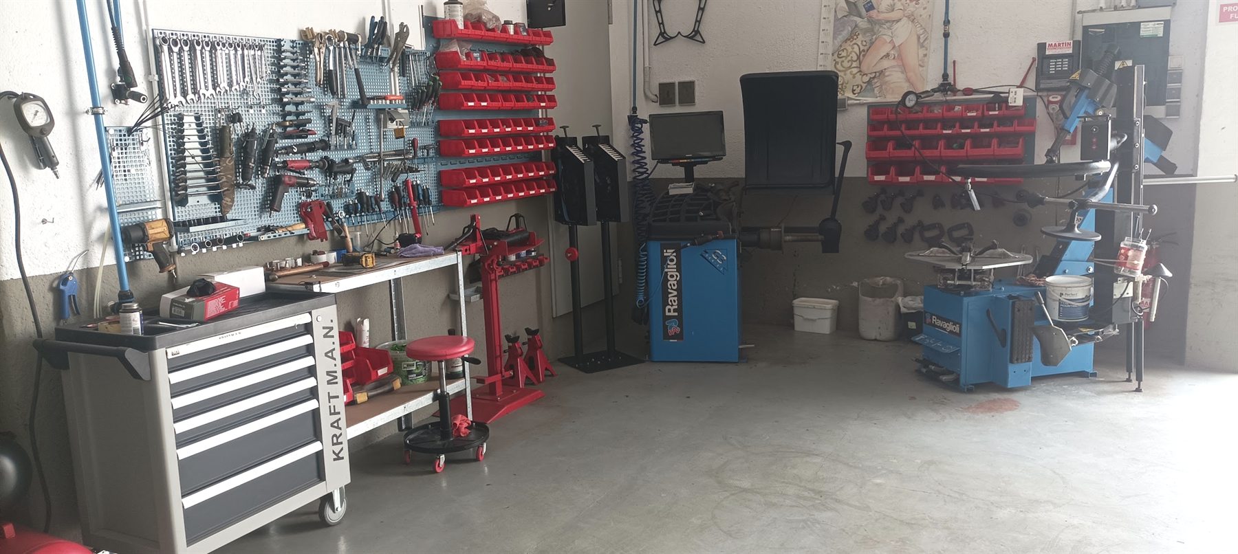 Interior del taller de Neumáticos La Rueda: banco de herramientas, equilibradora y desmontadora de neumáticos